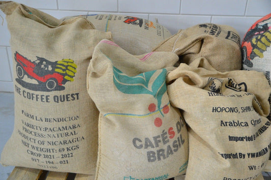 Verschillende juten koffiebalen welke gebruikt worden door Pacamara Coffee Roasters