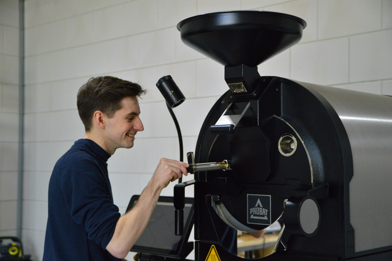 Vincent met sample bij koffiebrander van Probat