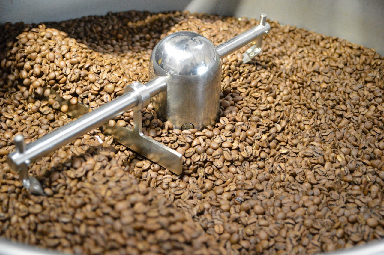 Koelzeef vol met vers gebrande koffie