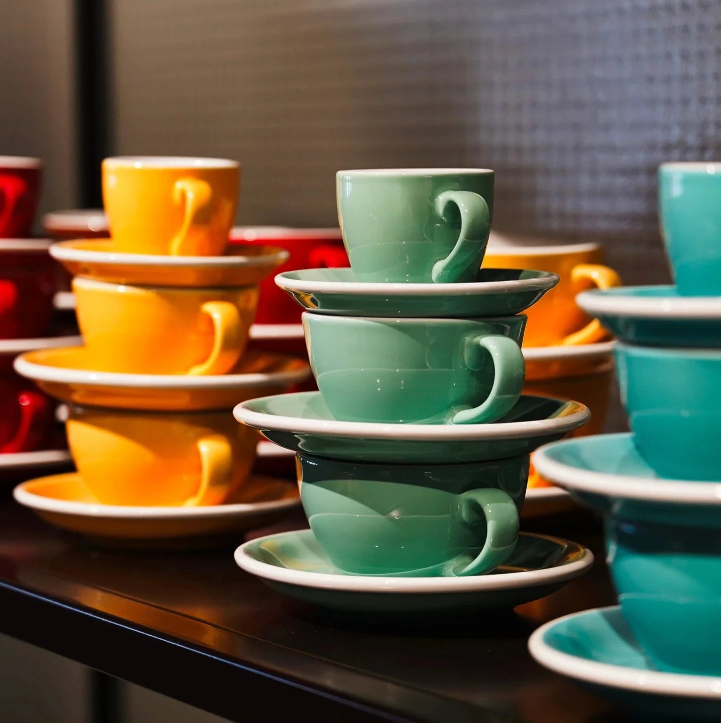 Servies van Loveramics in verschillende kleuren op elkaar gestapeld