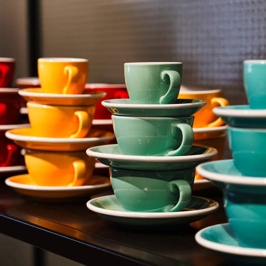 Servies van Loveramics in verschillende kleuren op elkaar gestapeld