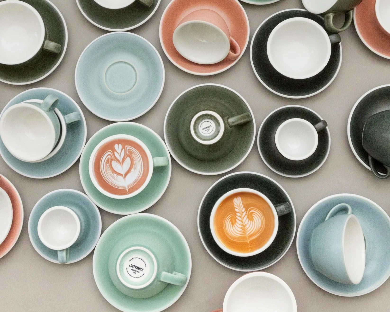 Verschillende Loveramics kop en schotels in mineral kleuren.